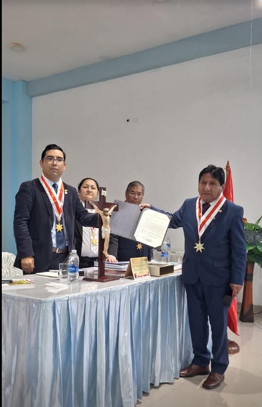 Nota de prensa.-Presidente de la JUDECAP Dr. Vicente Espinoza juramento e incorporó al Dr. Samuel Castillo Garavito decano del Ilustre Colegio de Abogados de Pasco.